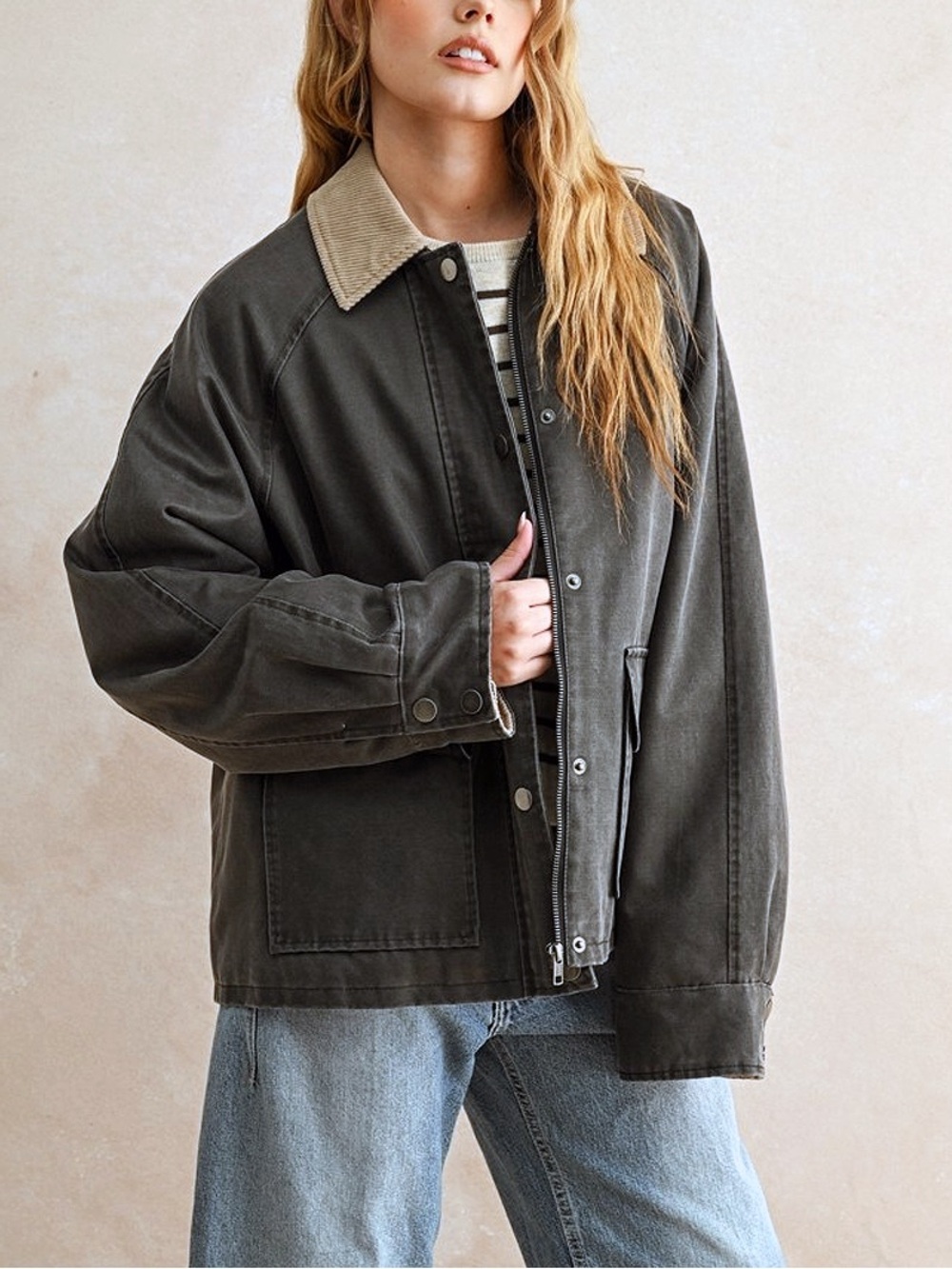 Women’s Charcoal Sherpa-Collar Utility Jacket - Picture 4 of 6